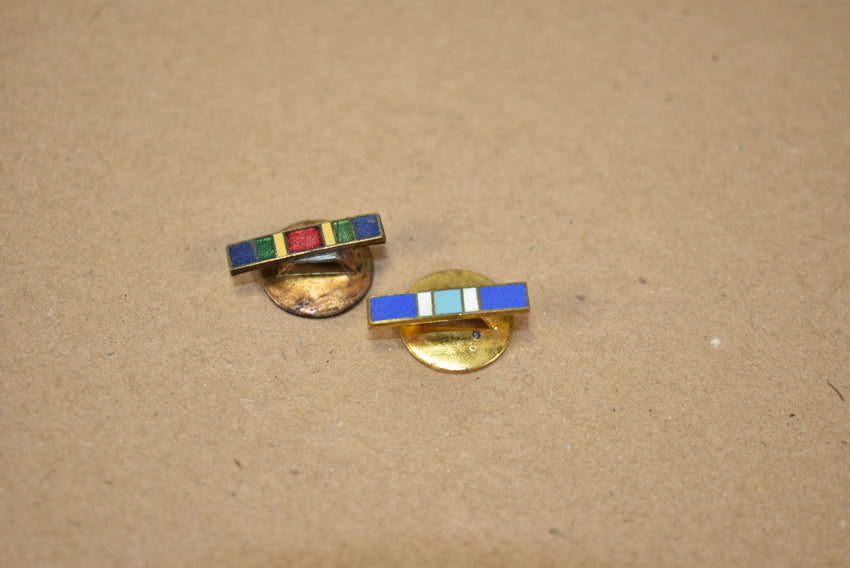 Deux épinglettes