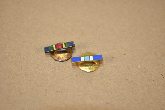 Deux épinglettes