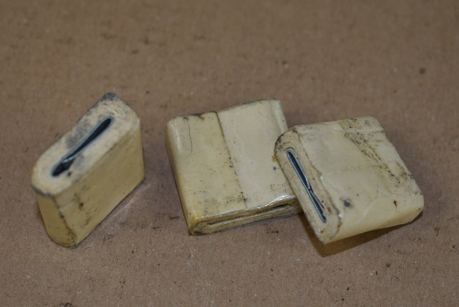 Trois rouleaux de ruban adhésif