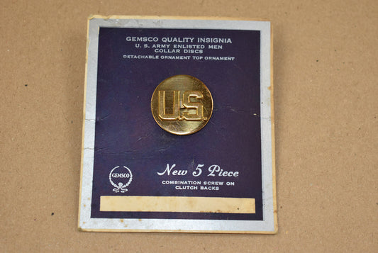 Disque de col monogramme US sur carte