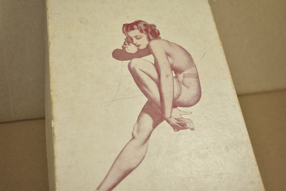 Boîte en carton avec Pin Up