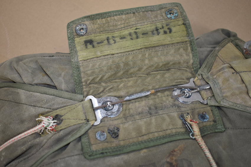 Enveloppe de parachute ventral A-4