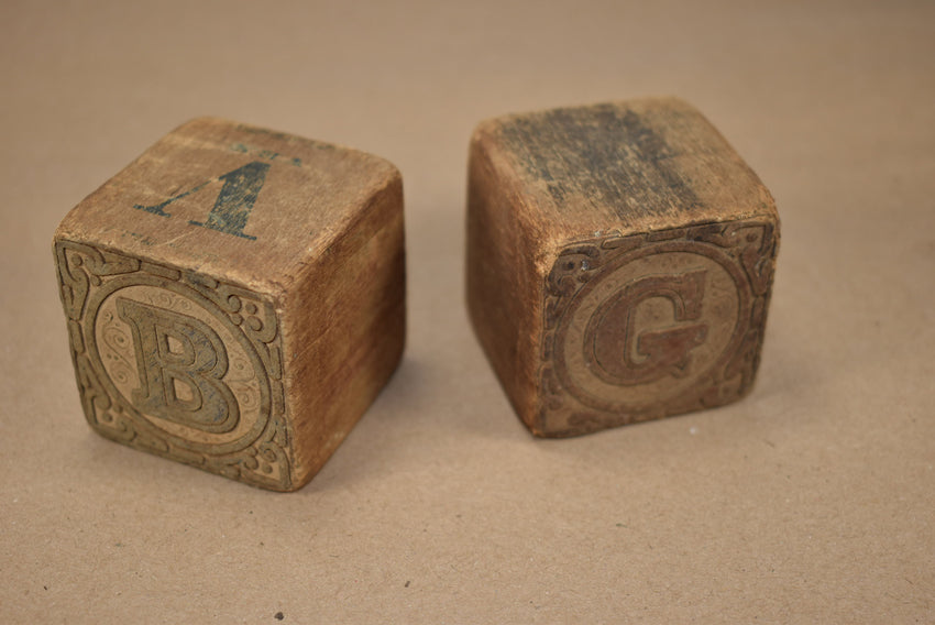 Deux blocs de bois avec lettres
