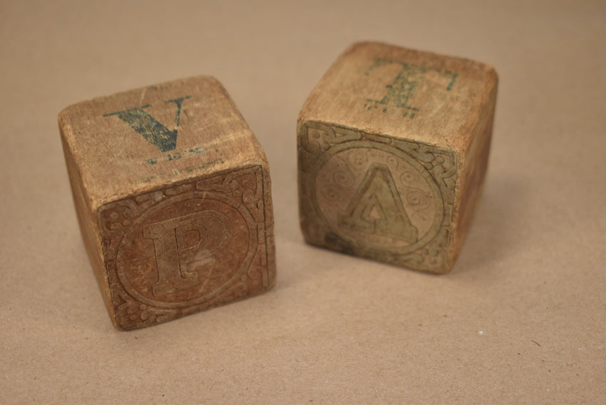 Deux blocs de bois avec lettres