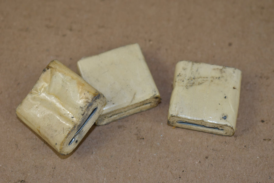 Trois rouleaux de ruban adhésif