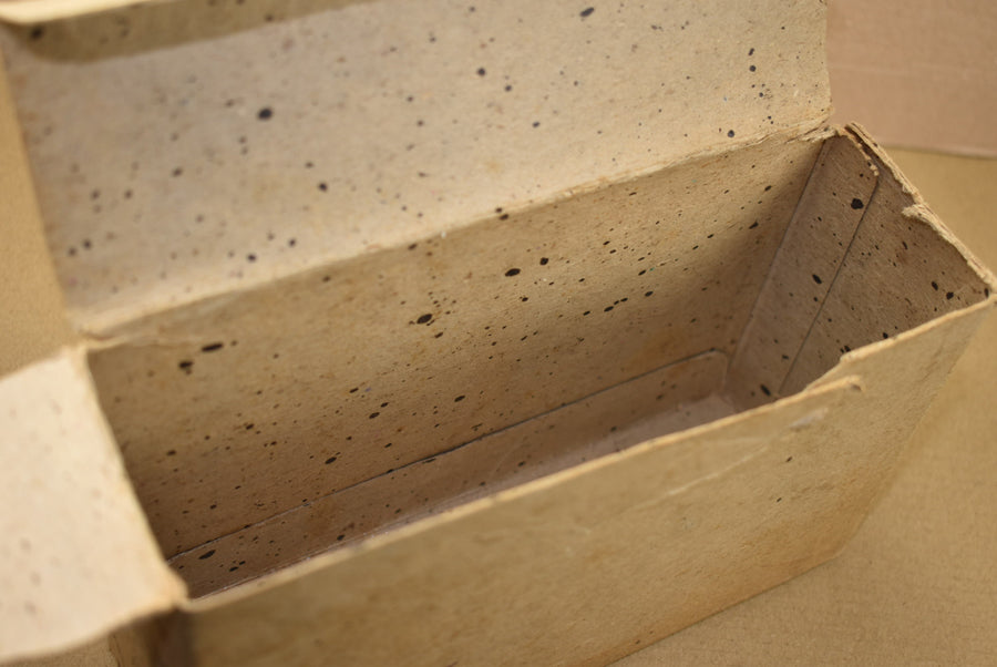 Boîte vide d'emballages de pansements