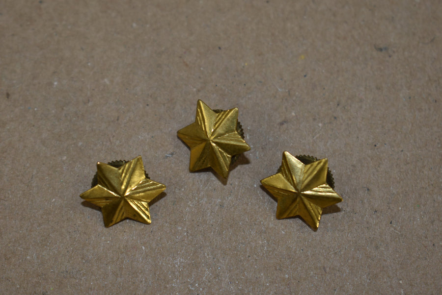 Trois étoiles en laiton