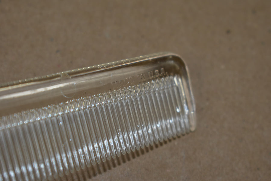 Peigne en plastique transparent