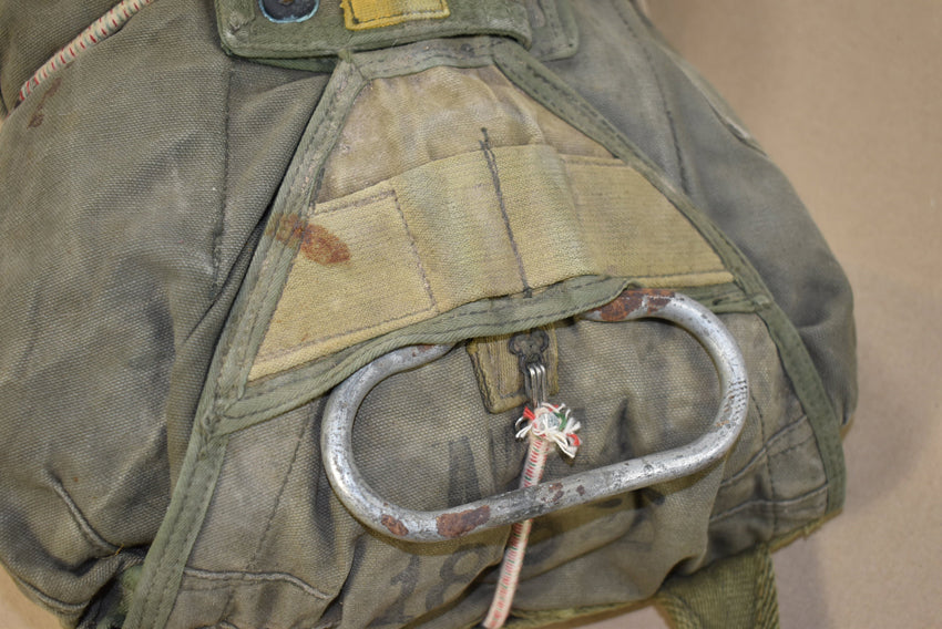 Enveloppe de parachute ventral A-4